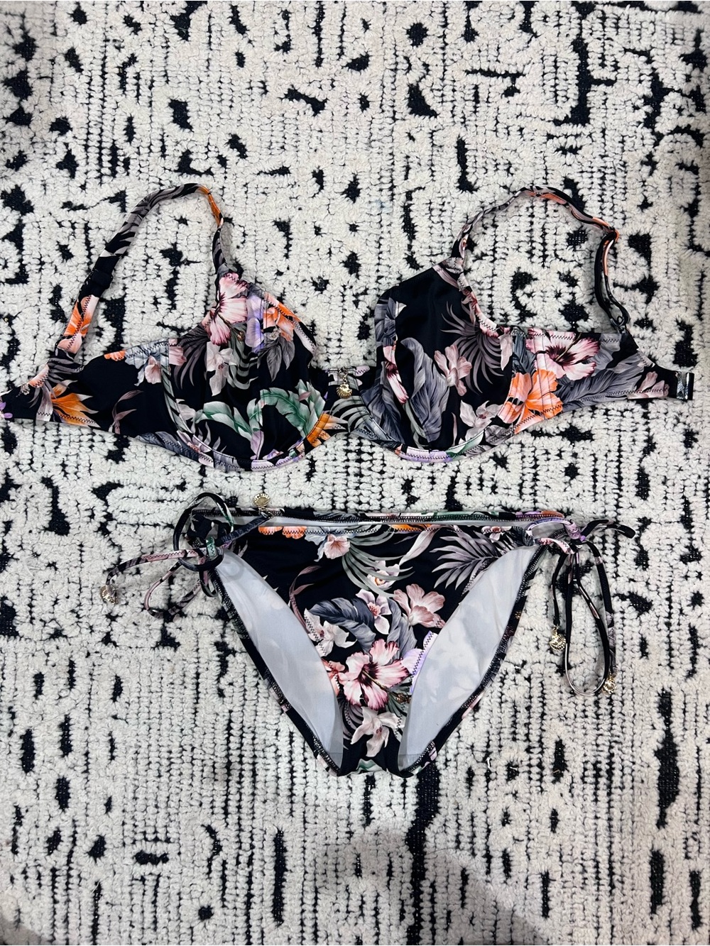 Freya Two Piece - Picture 2 of 10